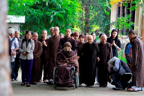 Thiền[-]sư[-]Thích[-]Nhất[-]Hạnh[-]thiền[-]hành[-]cùng[-]phật[-]tử